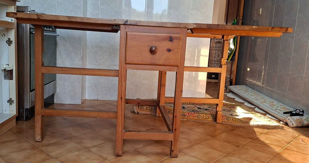 Mesa dobrável em madeira maciça