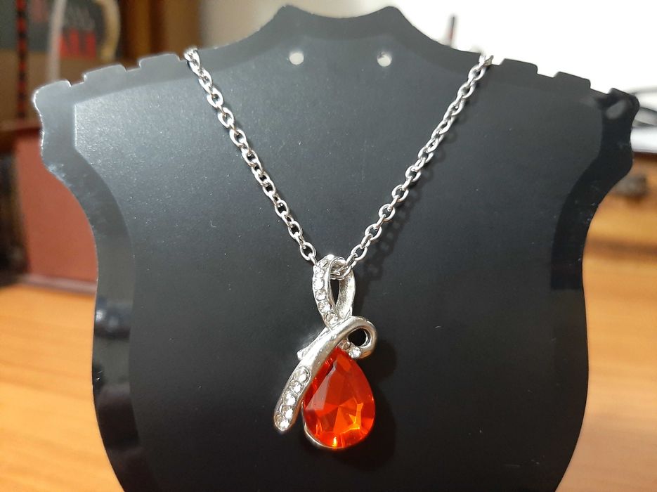 Fio com Pendente de Cristal Vermelho