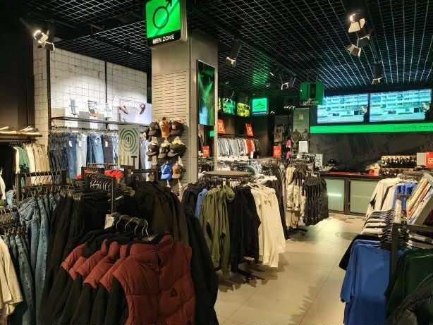 Meble - wyposażenie sklepu CROPP 295m^kw