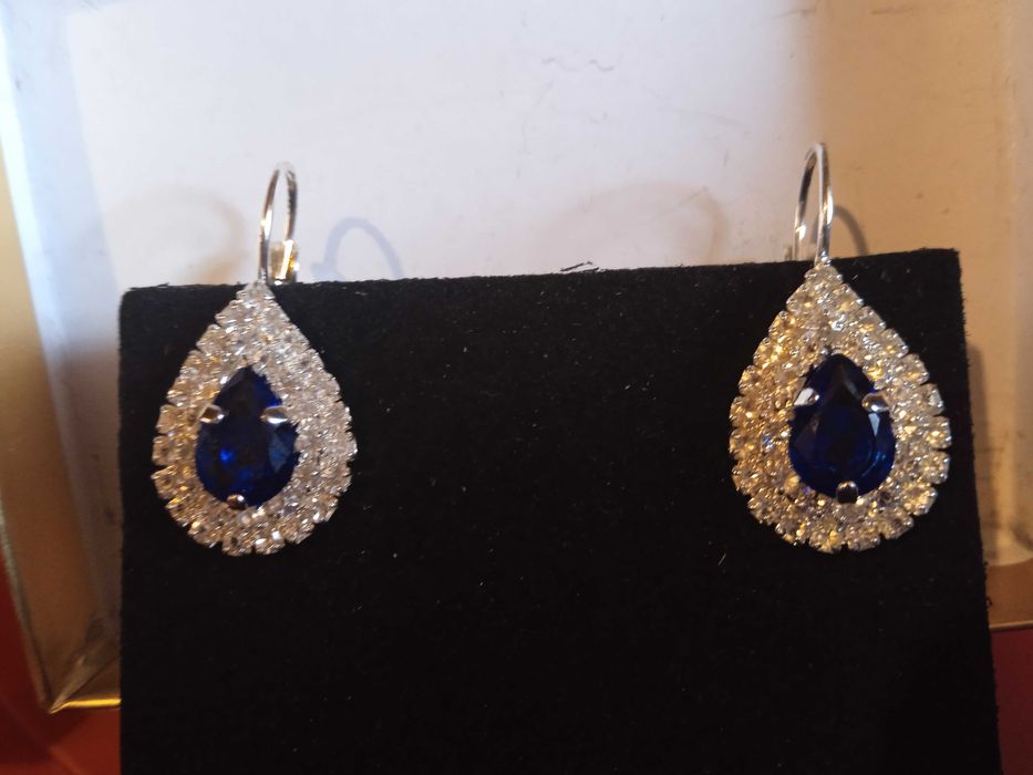 Kolczyki z ciemnym niebieskim królewskim oczkiem