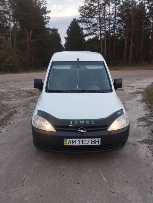 Продам автомобіль в хорошому як технічному так и визуальному стані!