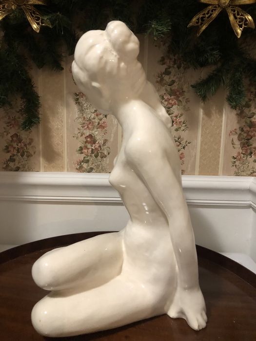 Duza ceramiczna figura- dziewczyna z kokiem