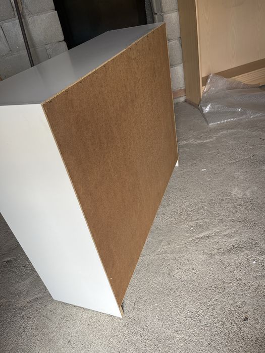 Estante branca com prateleira