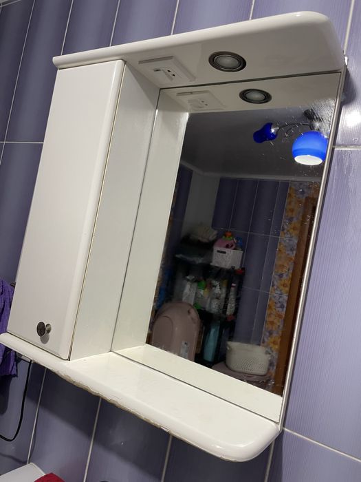 Дзеркало і тумбочка у ванну кімнату