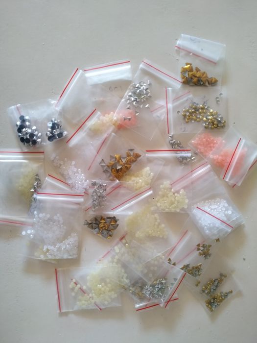 Brilhantes tachas unhas nail art