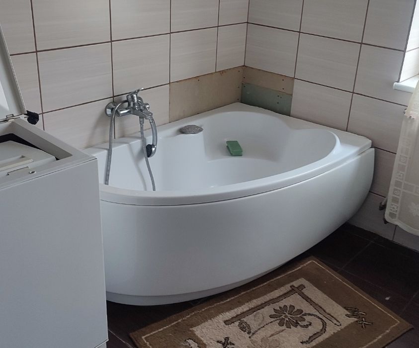 Wanna narożna z obudową