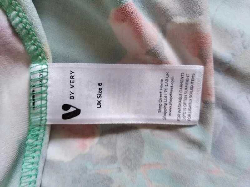 Długa sukienka roz. 36, By very petit, zielona w kwiaty z rozcięciem