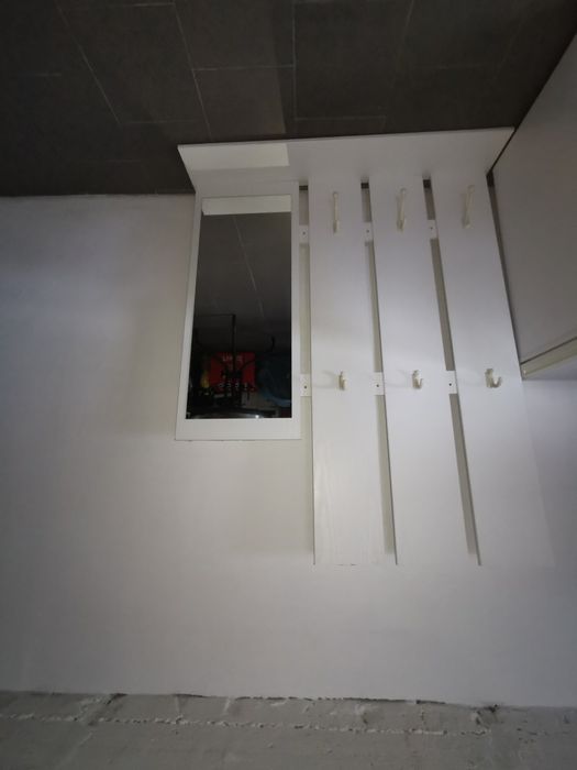 Garderoba  z lustrem i haczykami