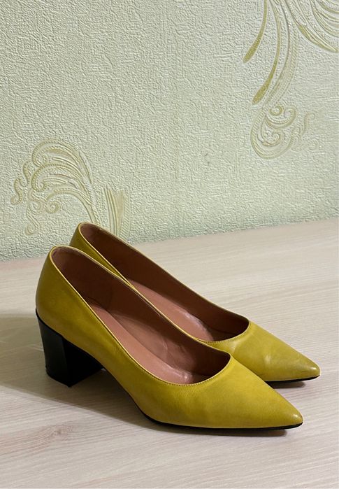 Туфлі гірчичні, невеликий каблук issimo
