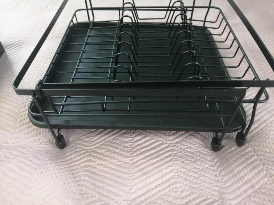 Czarna, metalowa, rozkładana suszarka do naczyń z tacą