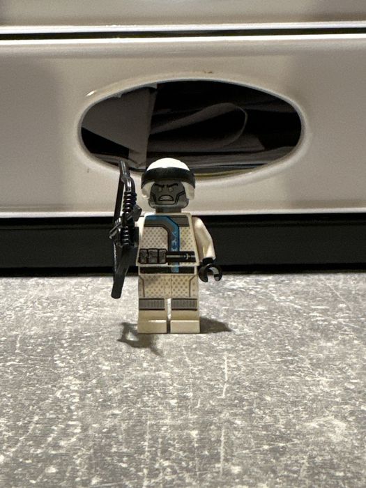Figurka Lego Ninjago Zane z łukiem.