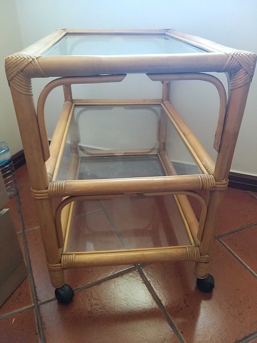 Mesa de centro em bambu com rodas