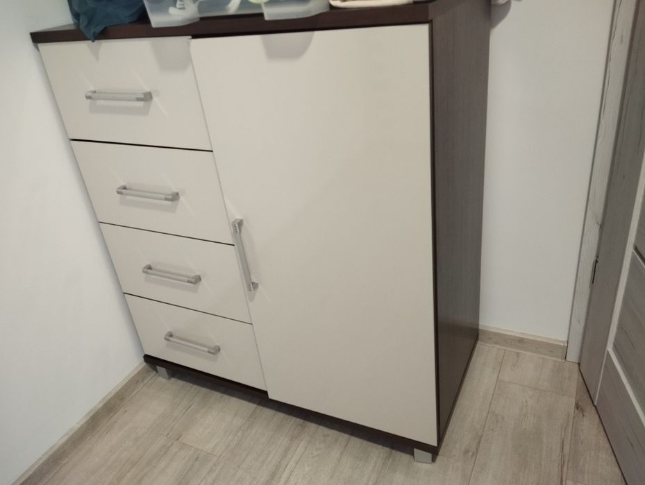 Komoda z szufladami i trzema półkami