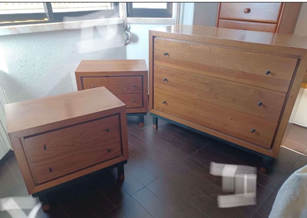 Conjunto de quarto moderno em madeira cómoda e mesas cabeceira