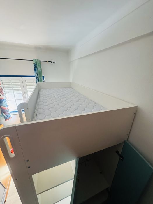 Cama alta com secreatria e roupeiro como nova