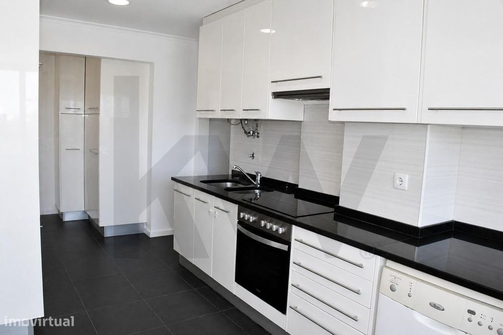 Lumiar | Apartamento T4 com boas áreas e vista desafogada.