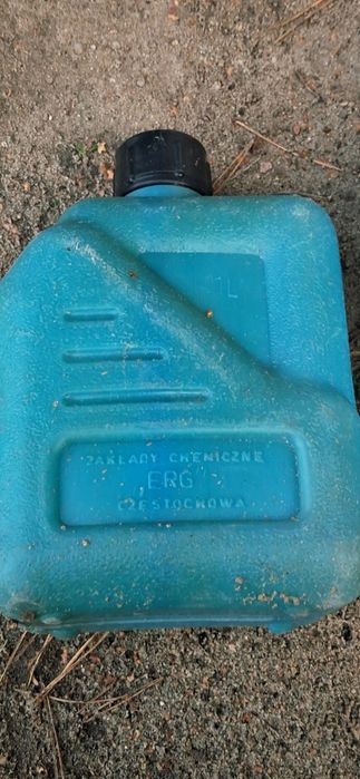 Butle na gaz i chłodnicza i kanistry  pojemniki z czasów PRL