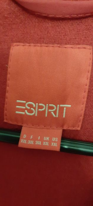 Czerwona kurtka wiosenna