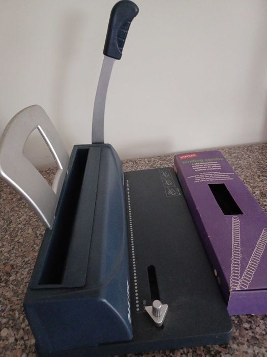 Máquina de encadernação de argolas com materiais extra