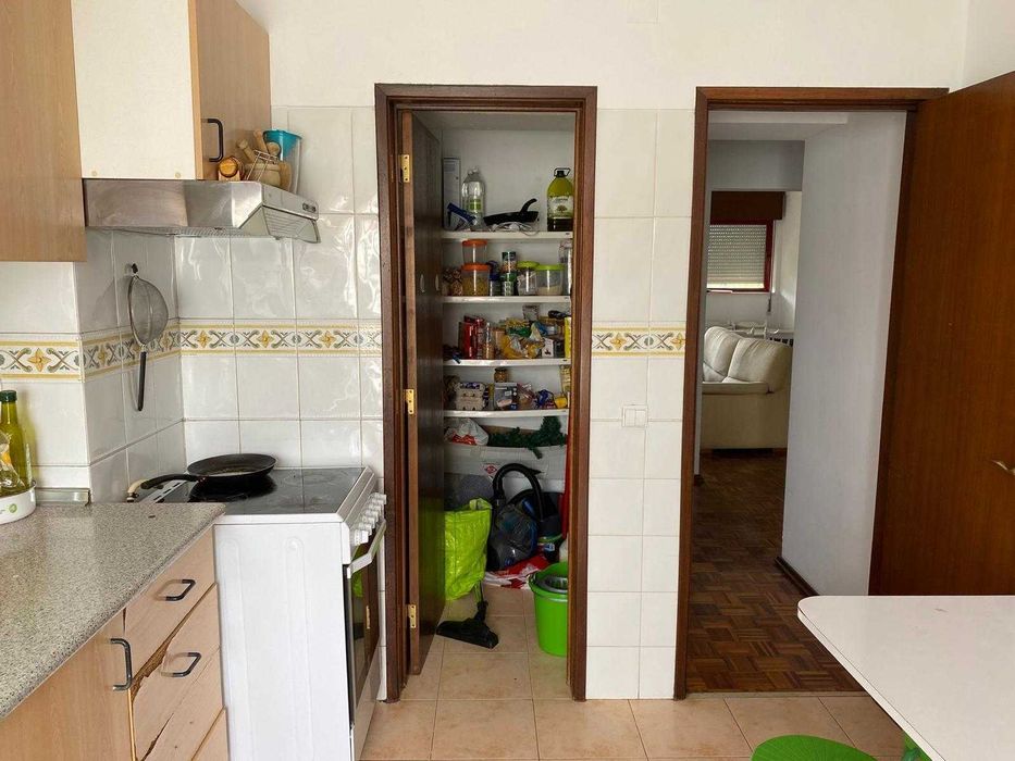 Aluga-se quarto individual