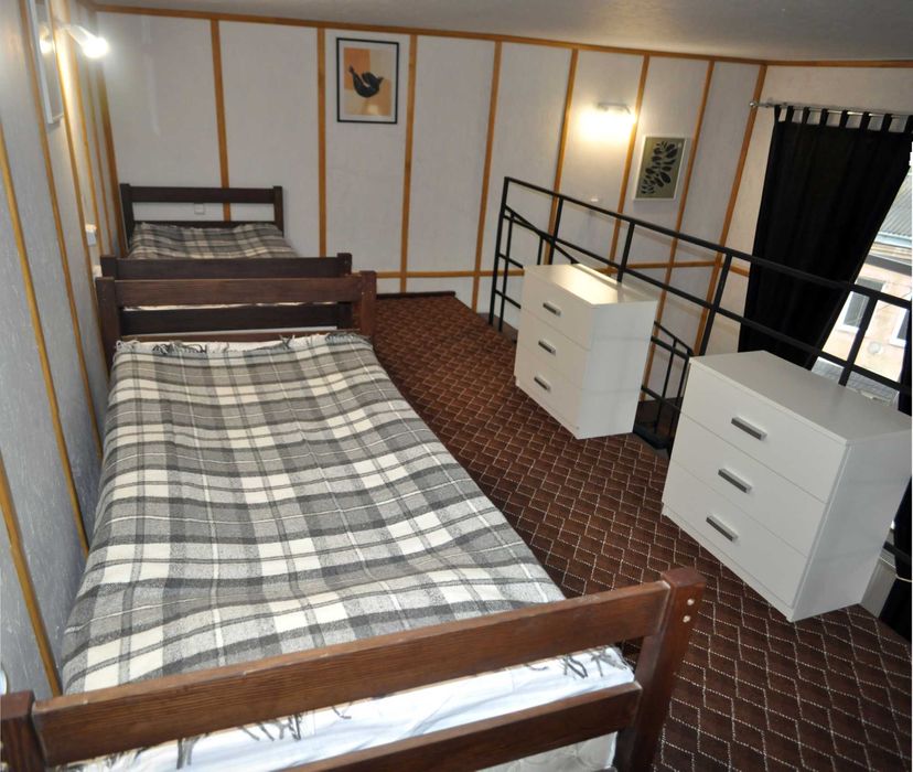 Сучасна 2-рівнева квартира в центрі Старого міста.