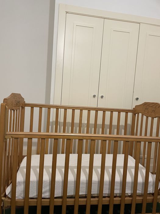 Berço de bebé em madeira + colchão