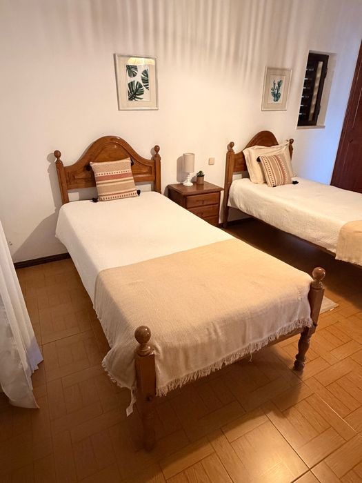 Conjunto de 2 camas de solteiro + colchões + mesa de cabeceira