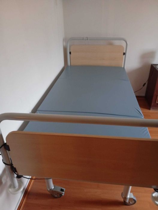 Cama Hospitalar/Geriátrica Articulada Eléctrica - Usada