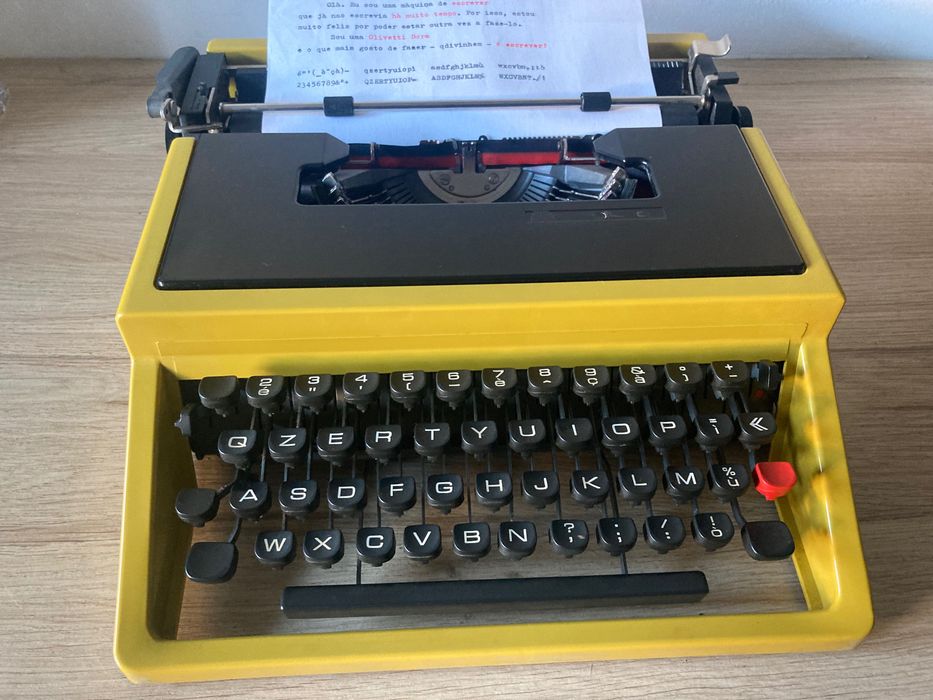 Máquina de escrever  **  Olivetti