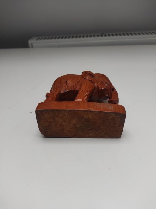 Stara drewniana figurka słonia