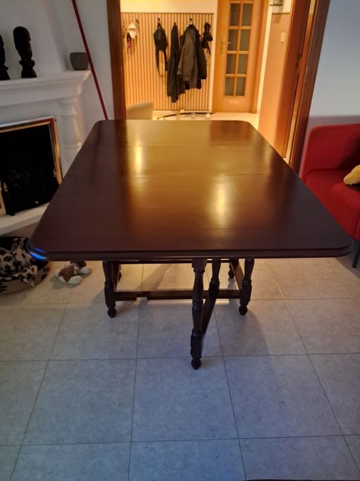 Mesa de jantar com abas