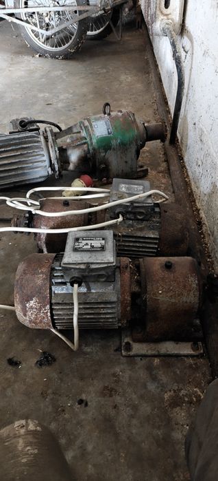 Silnik elektryczny z motoreduktorem