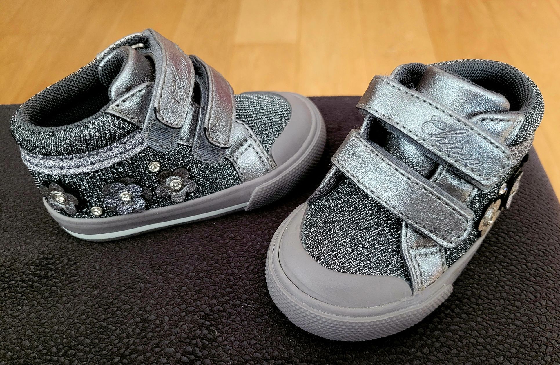 Sapatos hotsell menina chicco