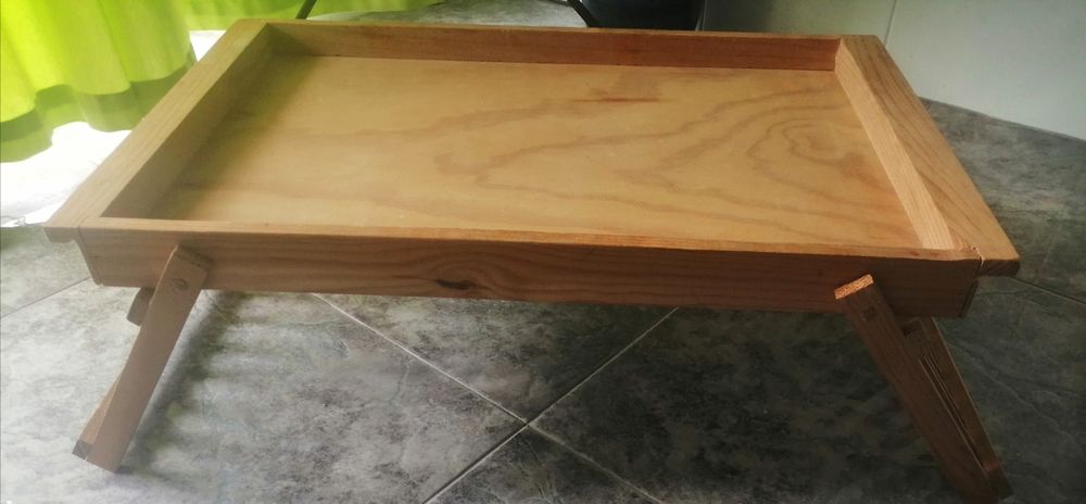 Tabuleiro de madeira de quarto