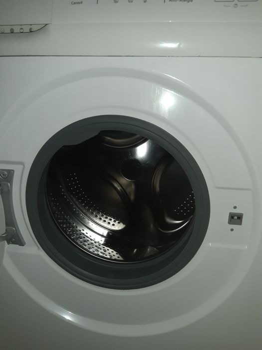 Máquina de lavar roupa como nova