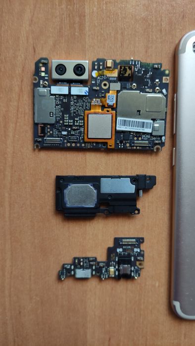 Продам рабочую материнскую плату и до.детали к смартфонy Xiaomi Mi  A1
