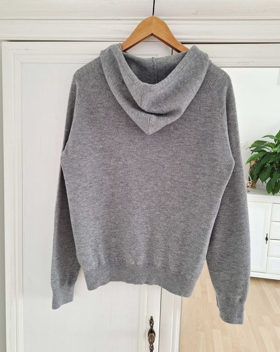 Welniany sweter z kapturem l