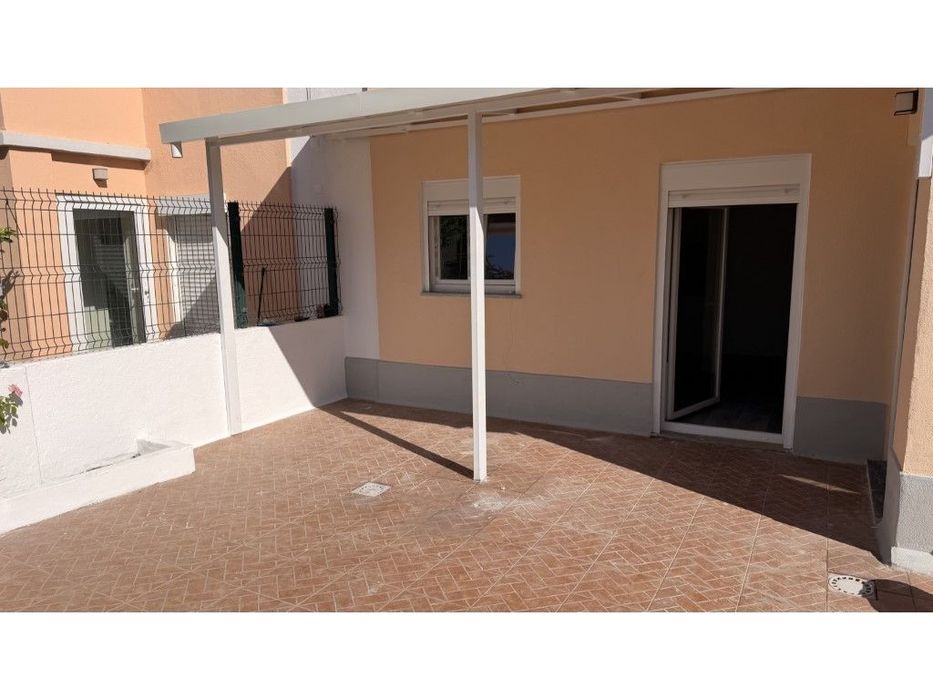 T1 a estrear com terraço 35m2 em Almada