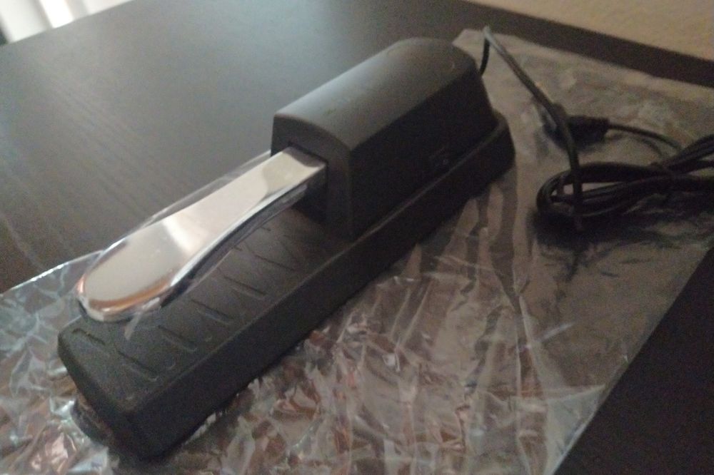 Pedal de sustain universal para pianos digitais. Novo