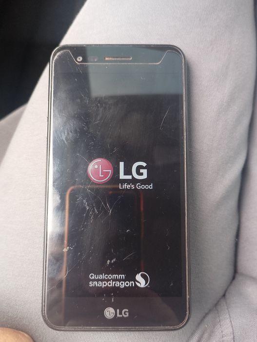 Lg сенсорний телефон  ..