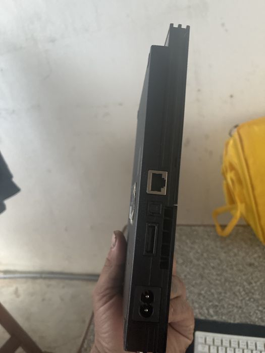 Playstation 2 nao qcompanha cabos nen comando , nao uso mais , por isso a venda