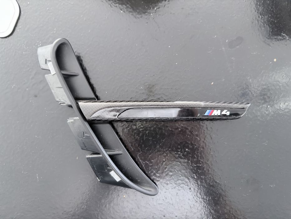 Simbolo friso guarda lamas BMW M4 F84 carbono