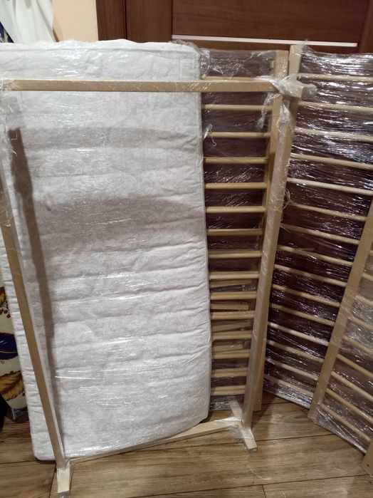 Дитяче ліжечко з маятником