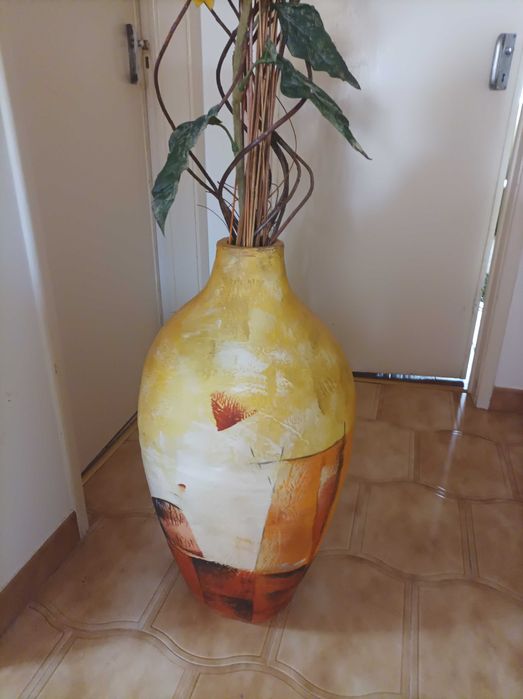 Jarrão com flores artificiais