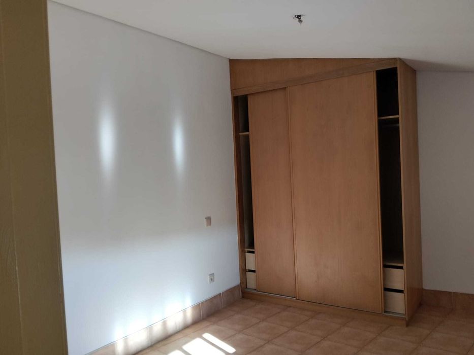 Moradia T4 - garagem e jardim
