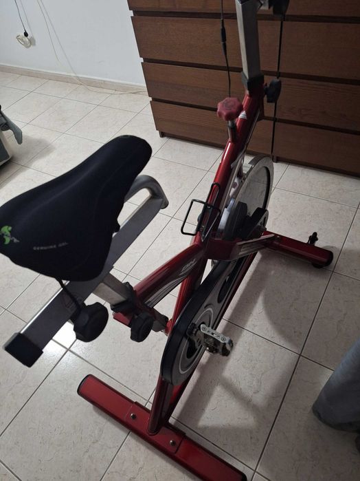 Bicicleta de ciclismo indoor BH Fitness SB2 vermelha