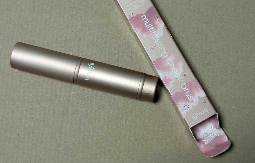 Benefit Multitasking Chek Brush Мультифункциональная кисть для макияжа