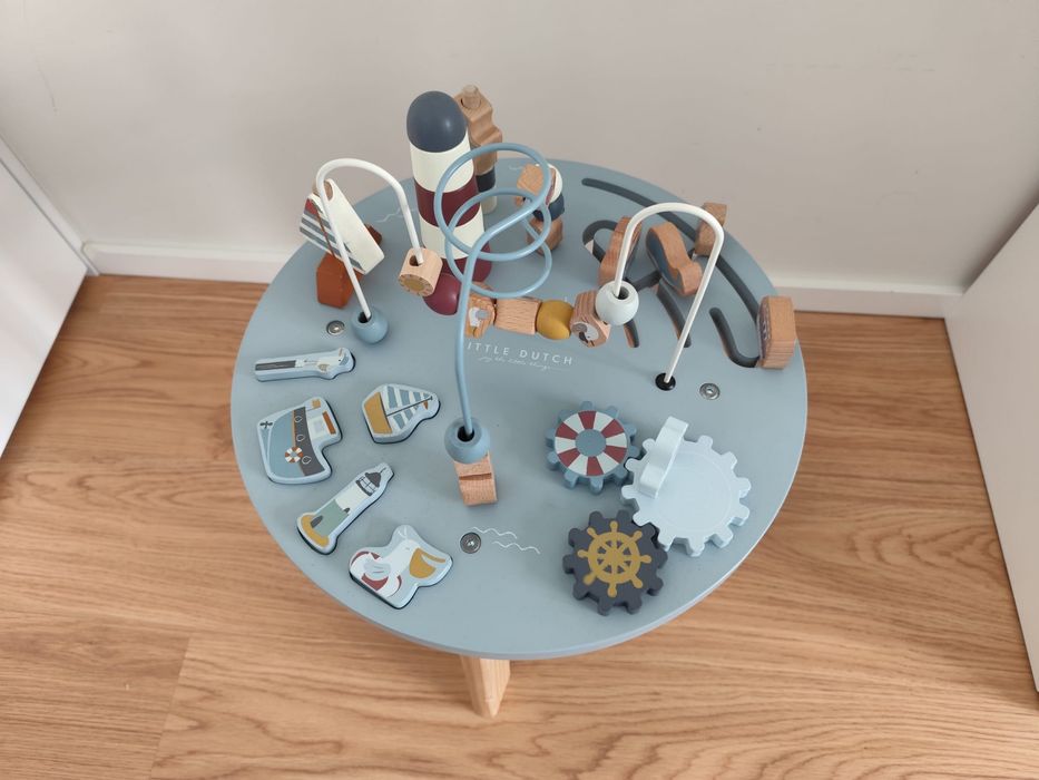 Mesa de atividades de sailors bay