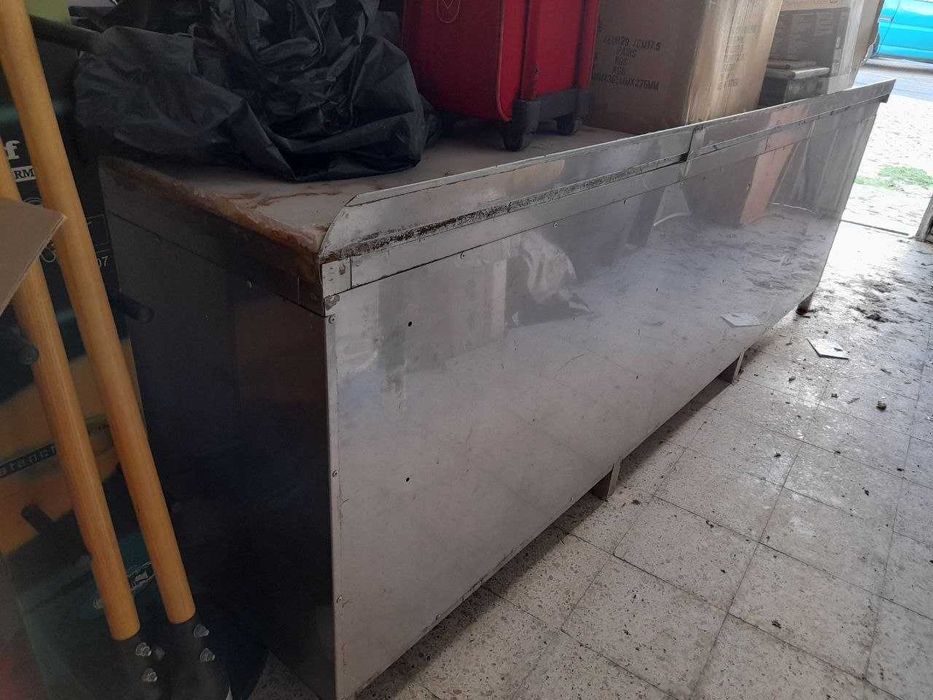 Recheio de garagem - bancadas, mesas e cadeiras de restauração, expositores, calçado, extintores e mais