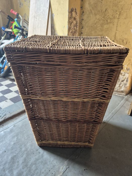 Wiklinowy kosz z pokrywą i wkładem